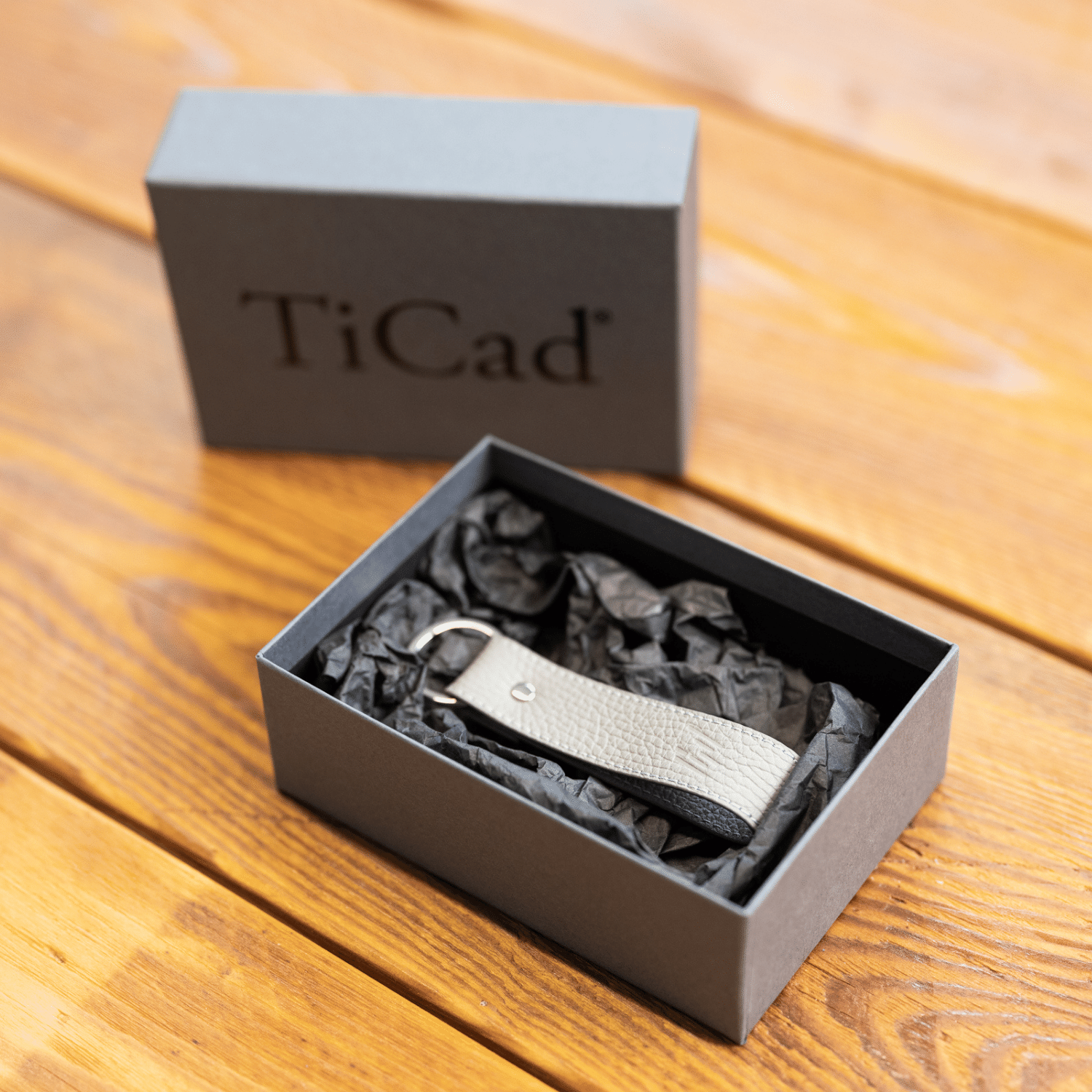 TiCad Schlüsselanhänger Classic aus Leder  in Verpackungsbox