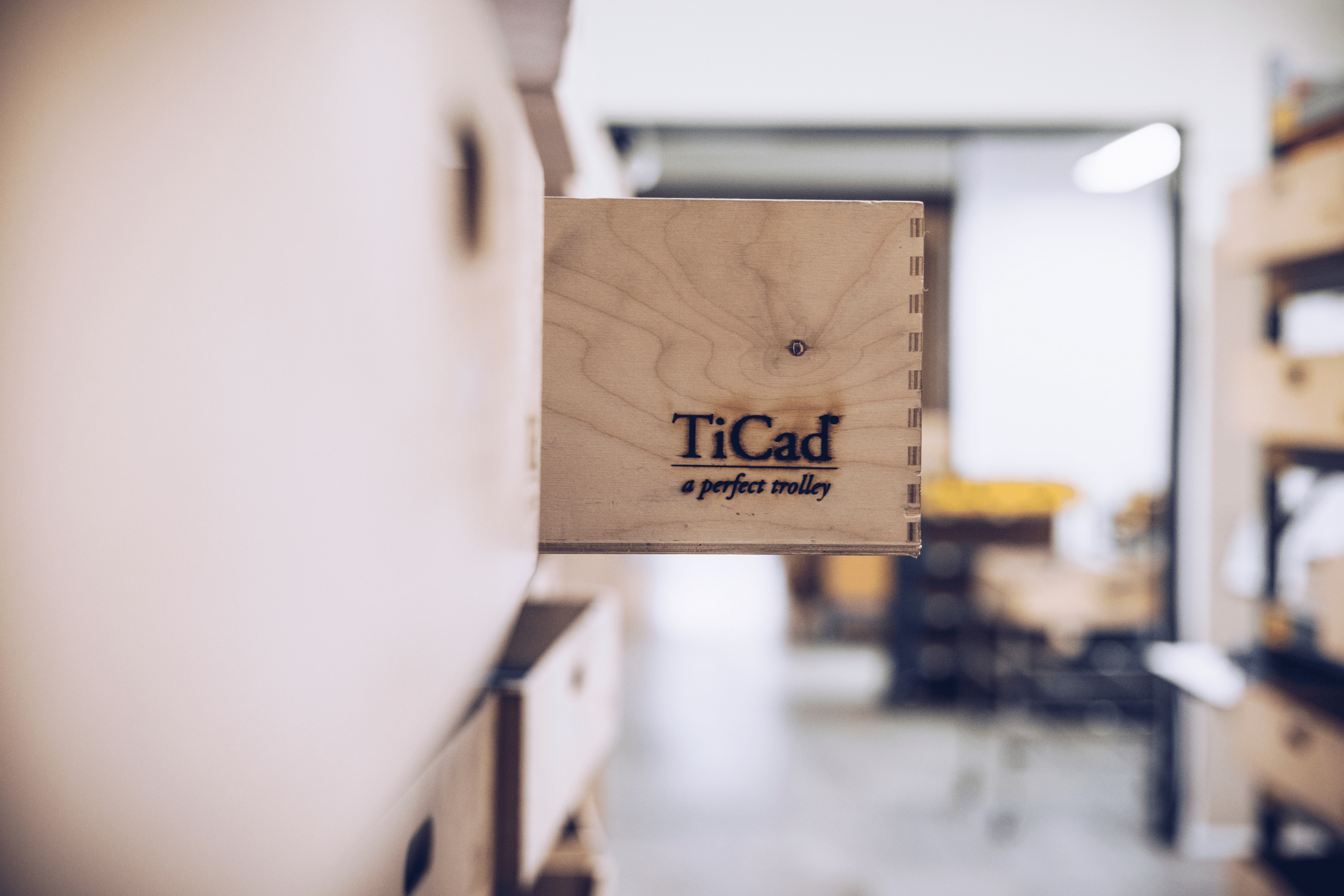 TiCad Golf-Trolley Manufaktur Holzregal mit Gravur