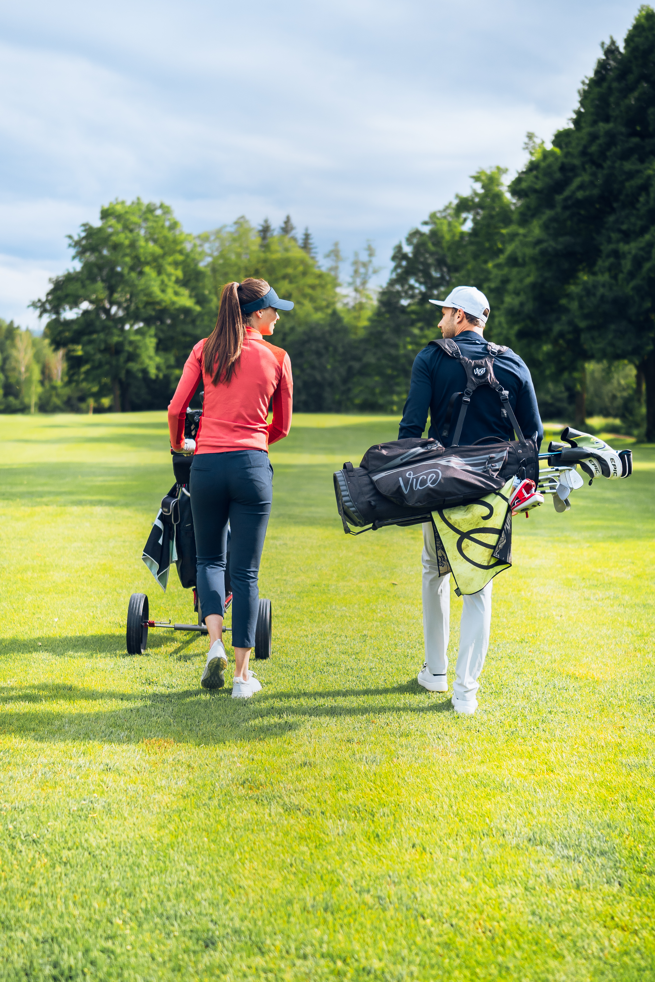 Junges Pärchen auf TiCad Golfplatz