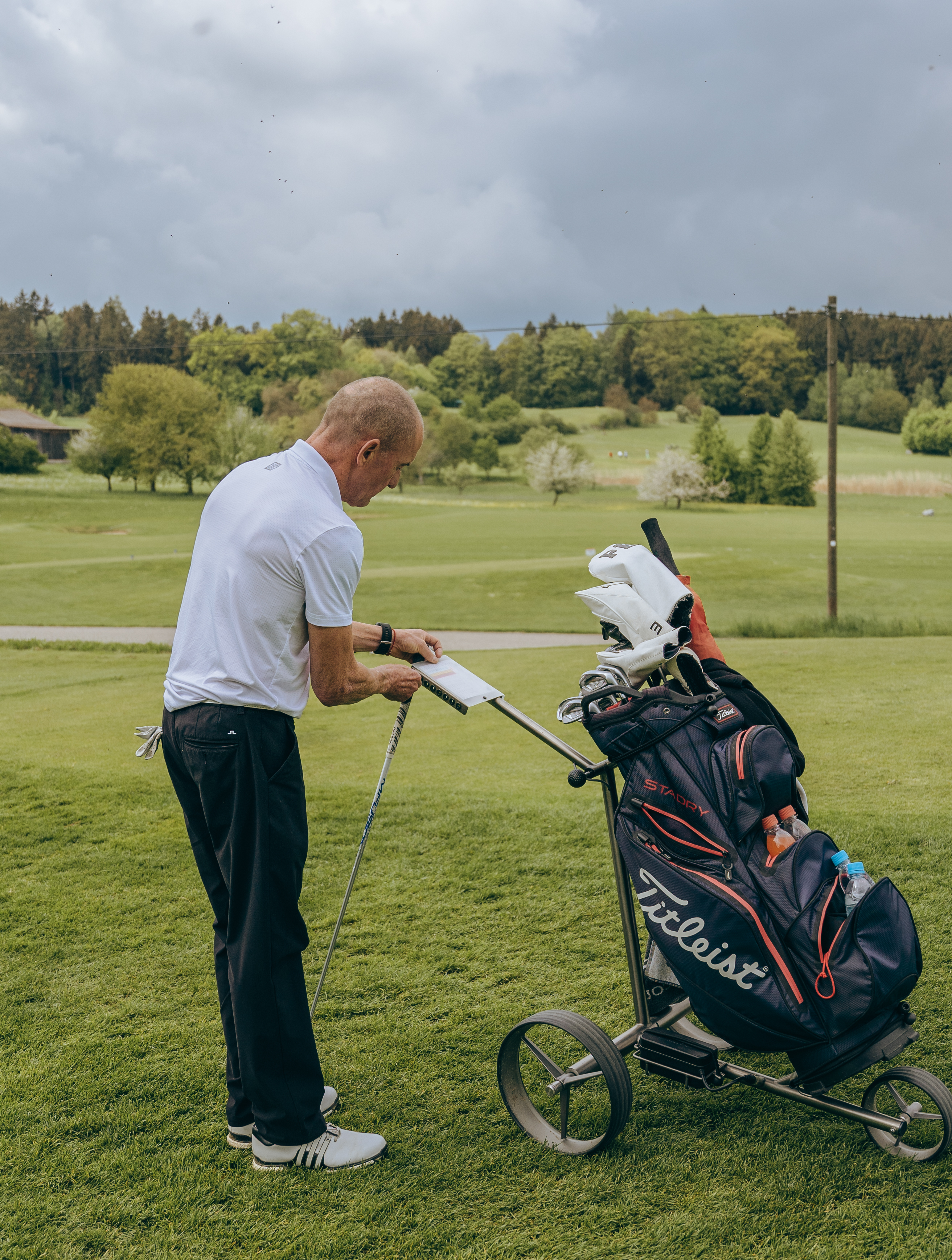 TiCad Golf Trolley mit Golfspieler