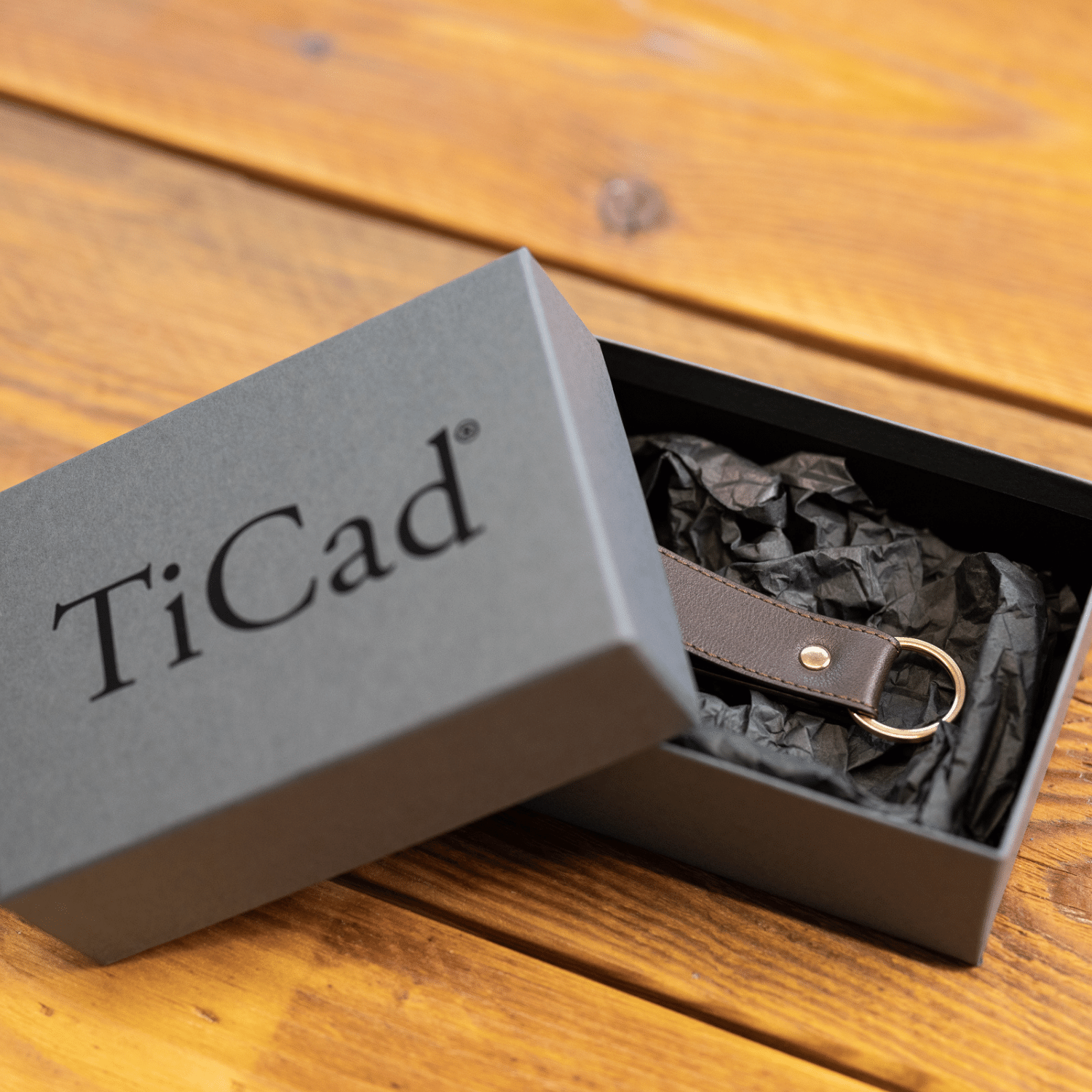 TiCad Schlüsselanhänger Classic aus Leder in Verpackungsbox