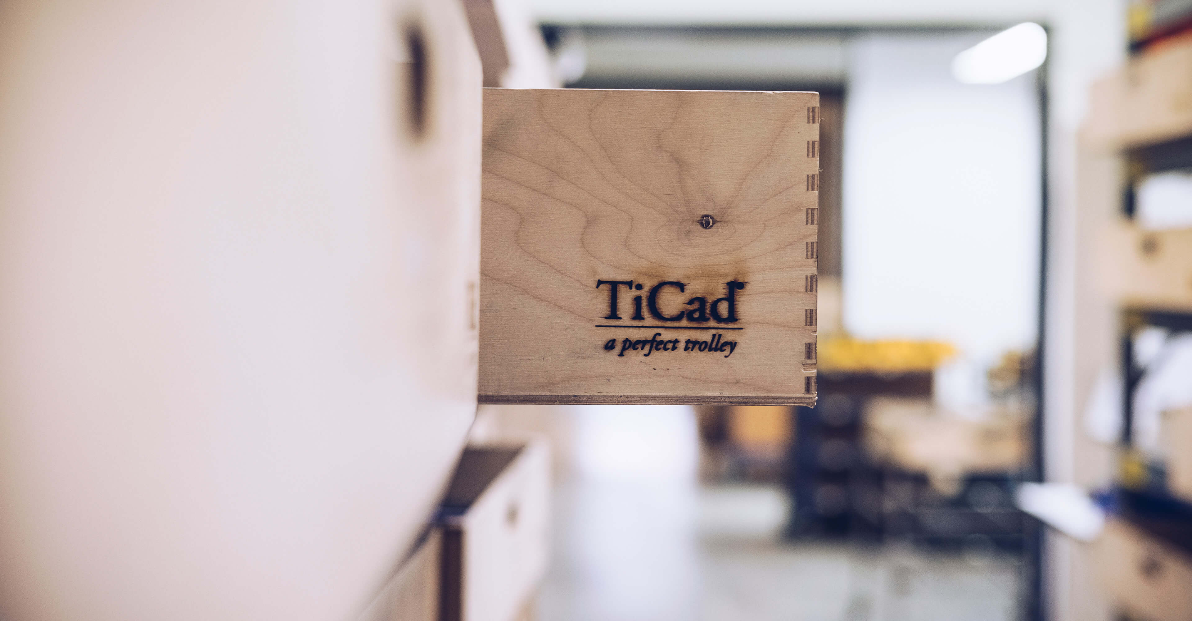 TiCad Logo auf Holzschublade